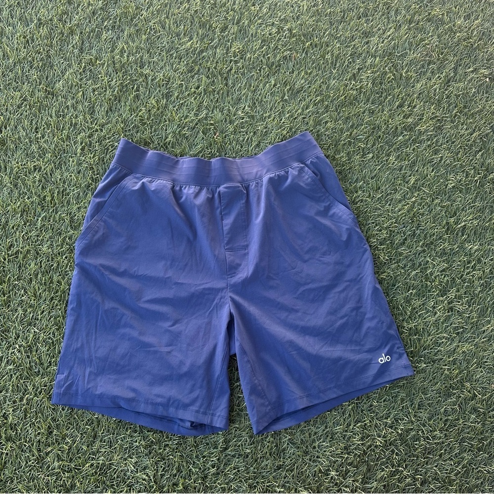 ALO YOGA NAVY athletic shorts 9" inseam “Repetition Short”